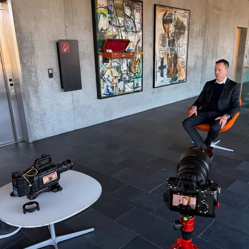 Dreh in einem Foyer mit Kunstwerken