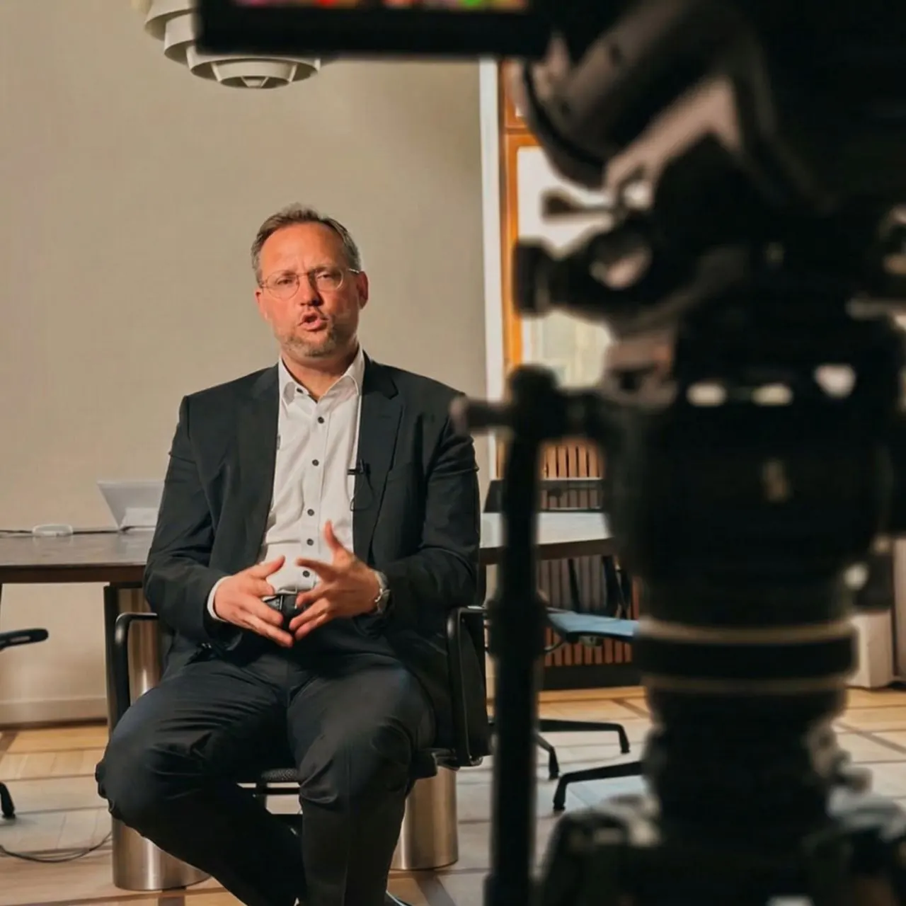 Dreh von Focustrend: Interview mit Kamera im Vordergrund